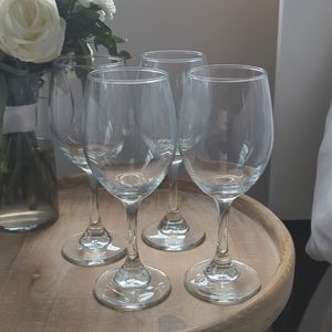 Set of 4 wine glasses
